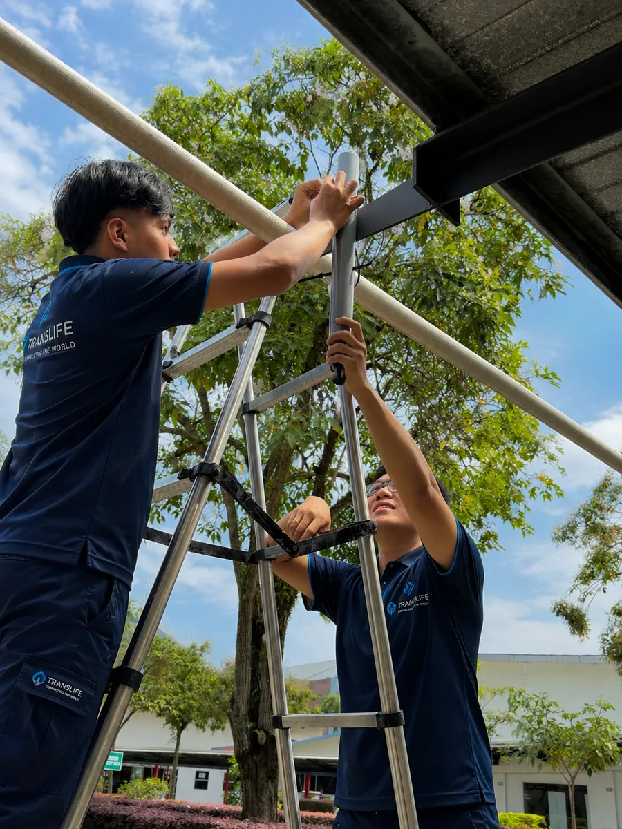 Translife engineers rigging an antenna mast for multi-source event internet